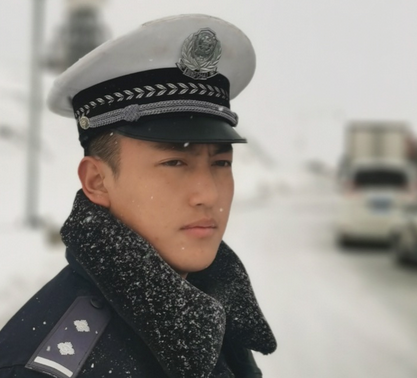 四川折多山雪雕交警照片走红,当事警察:此情此景岗位上随处可见