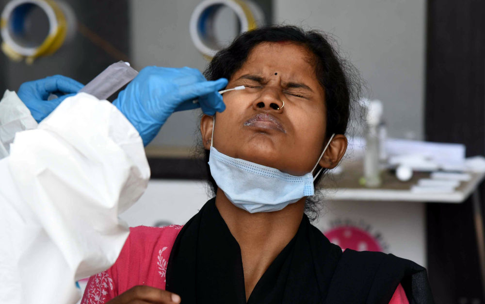 图为4月6日,一名女子在印度比哈尔邦巴特那接受新冠病毒检测.