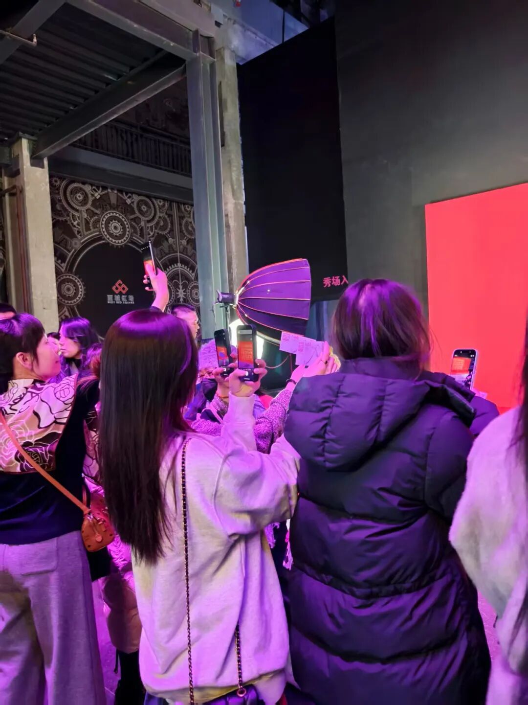 星空体育：国际合力激活本土创意 哈尔滨国际时装周凝聚创意绽放冰城光彩(图2)