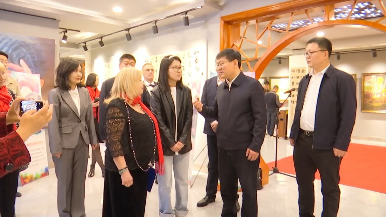 东宁市中国东宁第三届中俄油画艺术展在市书画院举行