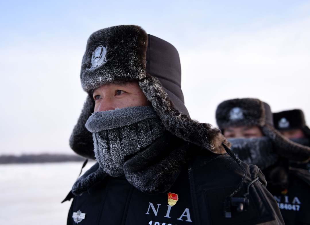 献礼首个中国人民警察节黑龙江呼玛民警极寒天气坚守岗位